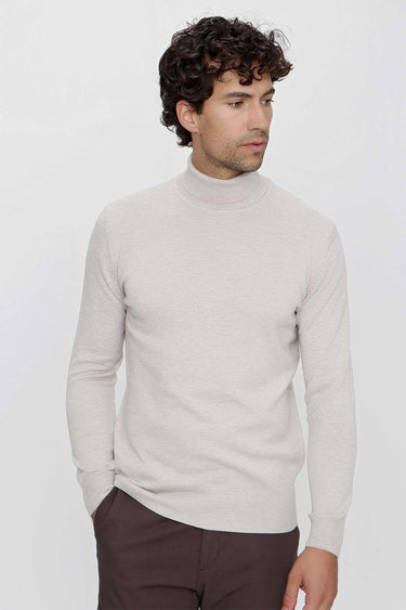 Man wearing light beige turtleneck sweater with long sleeves and relaxed fit, casual style
