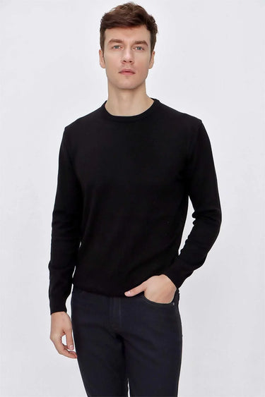 Man wearing black crew neck long sleeve sweatshirt and dark jeans, casual fashion