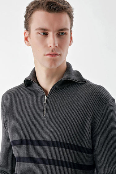 Man wearing a ribbed anthracite half-zip sweater with dark horizontal stripes